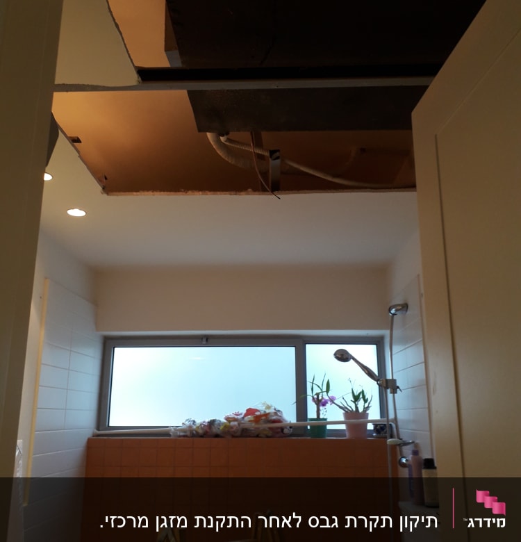 תקרת גבס פתוחה עם צינורות חשופים